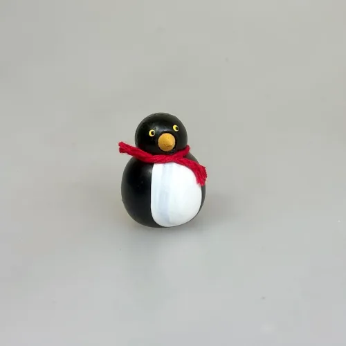 Pingvin - Håndlavet af Træ - Lille, rund, 3 cm, mini, 320100, trædyr, fugl, sydpolen, arktis, pinguin, pingvin, træpingvin, figur, design, håndlavet, kunsthåndværk, brugskunst, personlig, gave, gaveide, symbolsk, biti, ribe