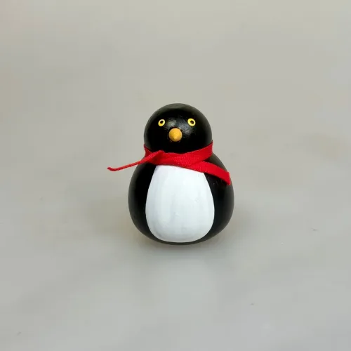 Pingvin - Håndlavet af Træ - Rund, 5 cm, svensk, spegels, 320200, trædyr, fugl, sydpolen, arktis, pinguin, pingvin, træpingvin, figur, design, håndlavet, kunsthåndværk, brugskunst, personlig, gave, gaveide, symbolsk, biti, ribe
