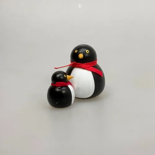Pingvin - Håndlavet af Træ - Rund, 5 cm, svensk, spegels, 320200, trædyr, fugl, sydpolen, arktis, pinguin, pingvin, træpingvin, figur, design, håndlavet, kunsthåndværk, brugskunst, personlig, gave, gaveide, symbolsk, biti, ribe