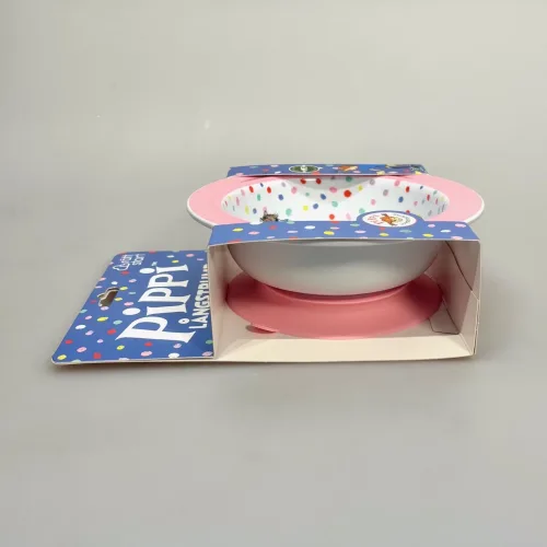 Pippi Langstrømpe Skål - Hesten Lilla Gubban, sugekop, gummiring, baby, Prikker, rätt start, pippi, langstrømpe, astrid lindgren, fødselsdag, kager, 5504, birthday, børn, børneservice, børneskål, skål, ymerskål, morgenmadsskål, snacks, fødevaregodkendt, kvalitet, svensk, moderne, nyfortolket, børneservice, dyb, tallerken, poetisk, gave, gaveide, barnedåb, barnebarn, barselsgave, baby shower, gaveide, til børn, yndig, sød, særlig, ide, melamin, baby, småbørn, spise selv, biti, ribe