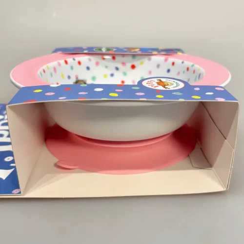 Pippi Langstrømpe Skål - Hesten Lilla Gubban, sugekop, gummiring, baby, Prikker, rätt start, pippi, langstrømpe, astrid lindgren, fødselsdag, kager, 5504, birthday, børn, børneservice, børneskål, skål, ymerskål, morgenmadsskål, snacks, fødevaregodkendt, kvalitet, svensk, moderne, nyfortolket, børneservice, dyb, tallerken, poetisk, gave, gaveide, barnedåb, barnebarn, barselsgave, baby shower, gaveide, til børn, yndig, sød, særlig, ide, melamin, baby, småbørn, spise selv, biti, ribe