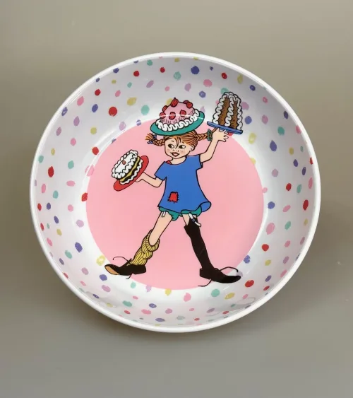 Pippi Langstrømpe Skål - Kager og Prikker, rätt start, pippi, langstrømpe, astrid lindgren, fødselsdag, kager, 5504, birthday, børn, børneservice, børneskål, skål, ymerskål, morgenmadsskål, snacks, fødevaregodkendt, kvalitet, svensk, moderne, nyfortolket, børneservice, dyb, tallerken, poetisk, gave, gaveide, barnedåb, barnebarn, barselsgave, baby shower, gaveide, til børn, yndig, sød, særlig, ide, melamin, baby, småbørn, spise selv, biti, ribe