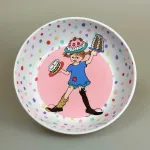 Pippi Langstrømpe Skål - Kager og Prikker, rätt start, pippi, langstrømpe, astrid lindgren, fødselsdag, kager, 5504, birthday, børn, børneservice, børneskål, skål, ymerskål, morgenmadsskål, snacks, fødevaregodkendt, kvalitet, svensk, moderne, nyfortolket, børneservice, dyb, tallerken, poetisk, gave, gaveide, barnedåb, barnebarn, barselsgave, baby shower, gaveide, til børn, yndig, sød, særlig, ide, melamin, baby, småbørn, spise selv, biti, ribe