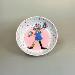 Pippi Langstrømpe Skål - Kager og Prikker, rätt start, pippi, langstrømpe, astrid lindgren, fødselsdag, kager, 5504, birthday, børn, børneservice, børneskål, skål, ymerskål, morgenmadsskål, snacks, fødevaregodkendt, kvalitet, svensk, moderne, nyfortolket, børneservice, dyb, tallerken, poetisk, gave, gaveide, barnedåb, barnebarn, barselsgave, baby shower, gaveide, til børn, yndig, sød, særlig, ide, melamin, baby, småbørn, spise selv, biti, ribe