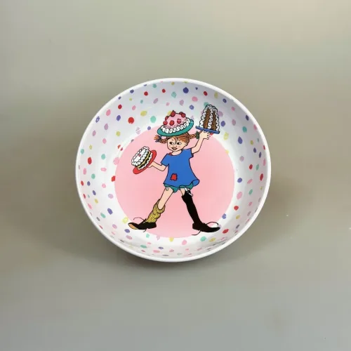Pippi Langstrømpe Skål - Kager og Prikker, rätt start, pippi, langstrømpe, astrid lindgren, fødselsdag, kager, 5504, birthday, børn, børneservice, børneskål, skål, ymerskål, morgenmadsskål, snacks, fødevaregodkendt, kvalitet, svensk, moderne, nyfortolket, børneservice, dyb, tallerken, poetisk, gave, gaveide, barnedåb, barnebarn, barselsgave, baby shower, gaveide, til børn, yndig, sød, særlig, ide, melamin, baby, småbørn, spise selv, biti, ribe