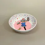 Pippi Langstrømpe Skål - Kager og Prikker, rätt start, pippi, langstrømpe, astrid lindgren, fødselsdag, kager, 5504, birthday, børn, børneservice, børneskål, skål, ymerskål, morgenmadsskål, snacks, fødevaregodkendt, kvalitet, svensk, moderne, nyfortolket, børneservice, dyb, tallerken, poetisk, gave, gaveide, barnedåb, barnebarn, barselsgave, baby shower, gaveide, til børn, yndig, sød, særlig, ide, melamin, baby, småbørn, spise selv, biti, ribe