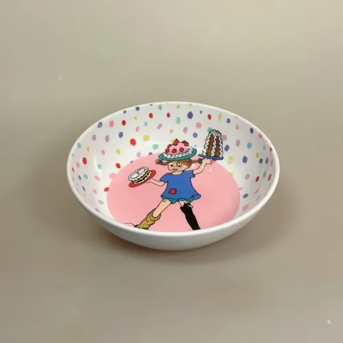 Pippi Langstrømpe Skål - Kager og Prikker, rätt start, pippi, langstrømpe, astrid lindgren, fødselsdag, kager, 5504, birthday, børn, børneservice, børneskål, skål, ymerskål, morgenmadsskål, snacks, fødevaregodkendt, kvalitet, svensk, moderne, nyfortolket, børneservice, dyb, tallerken, poetisk, gave, gaveide, barnedåb, barnebarn, barselsgave, baby shower, gaveide, til børn, yndig, sød, særlig, ide, melamin, baby, småbørn, spise selv, biti, ribe
