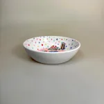 Pippi Langstrømpe Skål - Kager og Prikker, rätt start, pippi, langstrømpe, astrid lindgren, fødselsdag, kager, 5504, birthday, børn, børneservice, børneskål, skål, ymerskål, morgenmadsskål, snacks, fødevaregodkendt, kvalitet, svensk, moderne, nyfortolket, børneservice, dyb, tallerken, poetisk, gave, gaveide, barnedåb, barnebarn, barselsgave, baby shower, gaveide, til børn, yndig, sød, særlig, ide, melamin, baby, småbørn, spise selv, biti, ribe