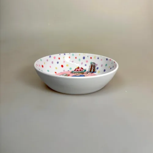 Pippi Langstrømpe Skål - Kager og Prikker, rätt start, pippi, langstrømpe, astrid lindgren, fødselsdag, kager, 5504, birthday, børn, børneservice, børneskål, skål, ymerskål, morgenmadsskål, snacks, fødevaregodkendt, kvalitet, svensk, moderne, nyfortolket, børneservice, dyb, tallerken, poetisk, gave, gaveide, barnedåb, barnebarn, barselsgave, baby shower, gaveide, til børn, yndig, sød, særlig, ide, melamin, baby, småbørn, spise selv, biti, ribe