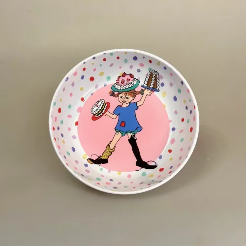 Pippi Langstrømpe Skål - Kager og Prikker, rätt start, pippi, langstrømpe, astrid lindgren, fødselsdag, kager, 5504, birthday, børn, børneservice, børneskål, skål, ymerskål, morgenmadsskål, snacks, fødevaregodkendt, kvalitet, svensk, moderne, nyfortolket, børneservice, dyb, tallerken, poetisk, gave, gaveide, barnedåb, barnebarn, barselsgave, baby shower, gaveide, til børn, yndig, sød, særlig, ide, melamin, baby, småbørn, spise selv, biti, ribe