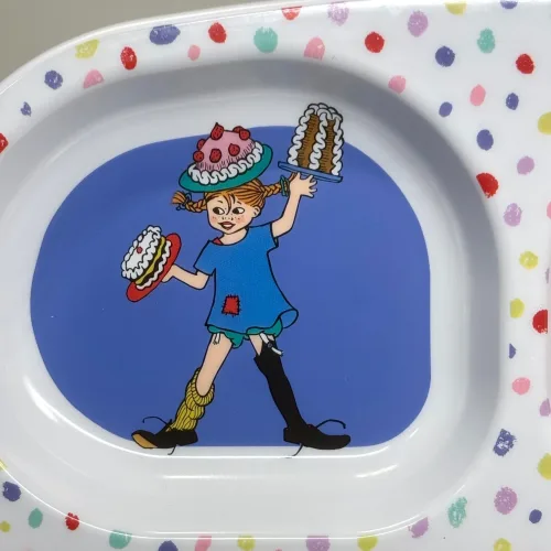 Pippi Langstrømpe Tallerken med Rum, ruminddelt, separeret, hver for sig, aftensmad, snacks, gnavegrønt, eftermiddagsmad, frugt, eftermiddagsfrugt, tapas, børnetallerken, babytallerken, fingermad, slik, bakketallerken, madbakke, rätt start, pippi, langstrømpe, astrid lindgren, fødselsdag, kager, 5504, birthday, børn, børneservice, børneskål, skål, ymerskål, morgenmadsskål, snacks, fødevaregodkendt, kvalitet, svensk, moderne, nyfortolket, børneservice, dyb, tallerken, poetisk, gave, gaveide, barnedåb, barnebarn, barselsgave, baby shower, gaveide, til børn, yndig, sød, særlig, ide, melamin, baby, småbørn, spise selv, biti, ribe