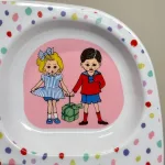 Pippi Langstrømpe Tallerken med Rum, ruminddelt, separeret, hver for sig, aftensmad, snacks, gnavegrønt, eftermiddagsmad, frugt, eftermiddagsfrugt, tapas, børnetallerken, babytallerken, fingermad, slik, bakketallerken, madbakke, rätt start, pippi, langstrømpe, astrid lindgren, fødselsdag, kager, 5504, birthday, børn, børneservice, børneskål, skål, ymerskål, morgenmadsskål, snacks, fødevaregodkendt, kvalitet, svensk, moderne, nyfortolket, børneservice, dyb, tallerken, poetisk, gave, gaveide, barnedåb, barnebarn, barselsgave, baby shower, gaveide, til børn, yndig, sød, særlig, ide, melamin, baby, småbørn, spise selv, biti, ribe