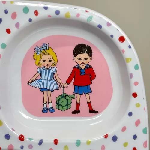 Pippi Langstrømpe Tallerken med Rum, ruminddelt, separeret, hver for sig, aftensmad, snacks, gnavegrønt, eftermiddagsmad, frugt, eftermiddagsfrugt, tapas, børnetallerken, babytallerken, fingermad, slik, bakketallerken, madbakke, rätt start, pippi, langstrømpe, astrid lindgren, fødselsdag, kager, 5504, birthday, børn, børneservice, børneskål, skål, ymerskål, morgenmadsskål, snacks, fødevaregodkendt, kvalitet, svensk, moderne, nyfortolket, børneservice, dyb, tallerken, poetisk, gave, gaveide, barnedåb, barnebarn, barselsgave, baby shower, gaveide, til børn, yndig, sød, særlig, ide, melamin, baby, småbørn, spise selv, biti, ribe
