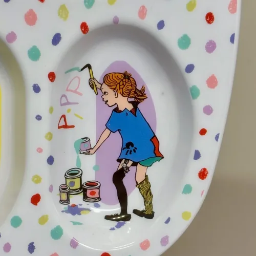 Pippi Langstrømpe Tallerken med Rum, ruminddelt, separeret, hver for sig, aftensmad, snacks, gnavegrønt, eftermiddagsmad, frugt, eftermiddagsfrugt, tapas, børnetallerken, babytallerken, fingermad, slik, bakketallerken, madbakke, rätt start, pippi, langstrømpe, astrid lindgren, fødselsdag, kager, 5504, birthday, børn, børneservice, børneskål, skål, ymerskål, morgenmadsskål, snacks, fødevaregodkendt, kvalitet, svensk, moderne, nyfortolket, børneservice, dyb, tallerken, poetisk, gave, gaveide, barnedåb, barnebarn, barselsgave, baby shower, gaveide, til børn, yndig, sød, særlig, ide, melamin, baby, småbørn, spise selv, biti, ribe