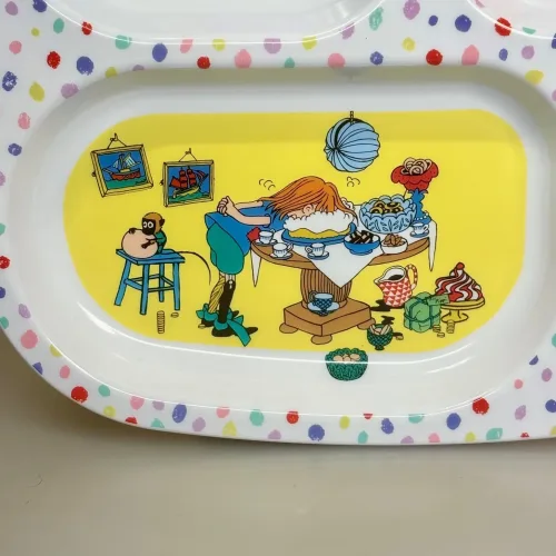 Pippi Langstrømpe Tallerken med Rum, ruminddelt, separeret, hver for sig, aftensmad, snacks, gnavegrønt, eftermiddagsmad, frugt, eftermiddagsfrugt, tapas, børnetallerken, babytallerken, fingermad, slik, bakketallerken, madbakke, rätt start, pippi, langstrømpe, astrid lindgren, fødselsdag, kager, 5504, birthday, børn, børneservice, børneskål, skål, ymerskål, morgenmadsskål, snacks, fødevaregodkendt, kvalitet, svensk, moderne, nyfortolket, børneservice, dyb, tallerken, poetisk, gave, gaveide, barnedåb, barnebarn, barselsgave, baby shower, gaveide, til børn, yndig, sød, særlig, ide, melamin, baby, småbørn, spise selv, biti, ribe