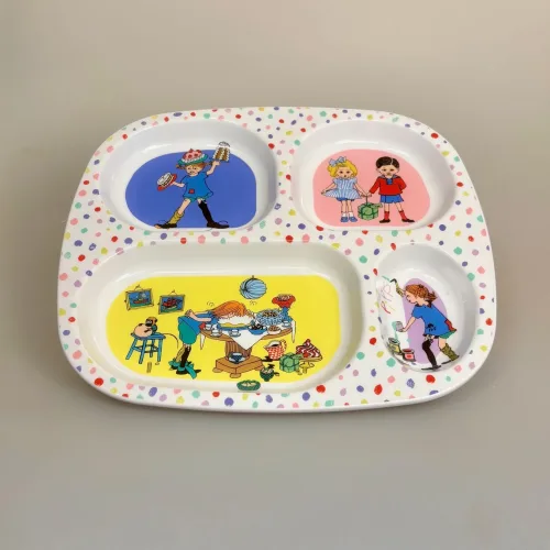 Pippi Langstrømpe Tallerken med Rum, ruminddelt, separeret, hver for sig, aftensmad, snacks, gnavegrønt, eftermiddagsmad, frugt, eftermiddagsfrugt, tapas, børnetallerken, babytallerken, fingermad, slik, bakketallerken, madbakke, rätt start, pippi, langstrømpe, astrid lindgren, fødselsdag, kager, 5504, birthday, børn, børneservice, børneskål, skål, ymerskål, morgenmadsskål, snacks, fødevaregodkendt, kvalitet, svensk, moderne, nyfortolket, børneservice, dyb, tallerken, poetisk, gave, gaveide, barnedåb, barnebarn, barselsgave, baby shower, gaveide, til børn, yndig, sød, særlig, ide, melamin, baby, småbørn, spise selv, biti, ribe