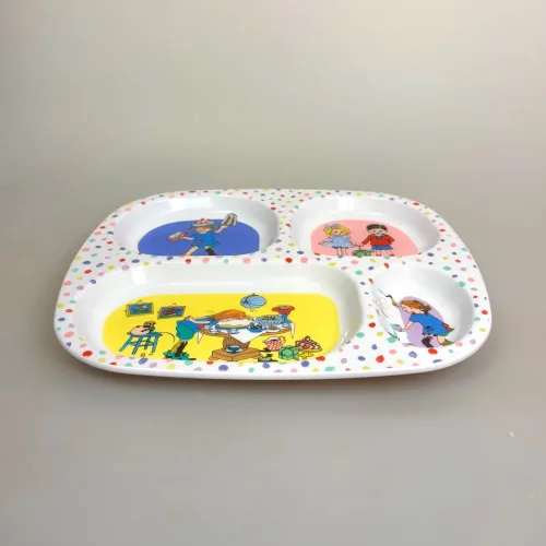 Pippi Langstrømpe Tallerken med Rum, ruminddelt, separeret, hver for sig, aftensmad, snacks, gnavegrønt, eftermiddagsmad, frugt, eftermiddagsfrugt, tapas, børnetallerken, babytallerken, fingermad, slik, bakketallerken, madbakke, rätt start, pippi, langstrømpe, astrid lindgren, fødselsdag, kager, 5504, birthday, børn, børneservice, børneskål, skål, ymerskål, morgenmadsskål, snacks, fødevaregodkendt, kvalitet, svensk, moderne, nyfortolket, børneservice, dyb, tallerken, poetisk, gave, gaveide, barnedåb, barnebarn, barselsgave, baby shower, gaveide, til børn, yndig, sød, særlig, ide, melamin, baby, småbørn, spise selv, biti, ribe