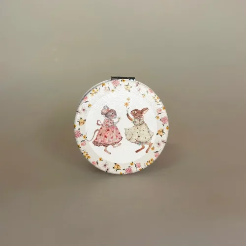Rundt Spejl med Mus og Blomster, vintage friends, isabelle rose, lommespejl, foldespejl, taskespejl, rundt, sødt, makeup, sminke, vain, kosmetik, gave, lille, gaveide, natur, flora, insekter, bio, diversitet, vild med vilje, natur, biologi, feminint, sødt, isabelle rose, biti, ribe, vadehavet, IR MIR 3, meadow
