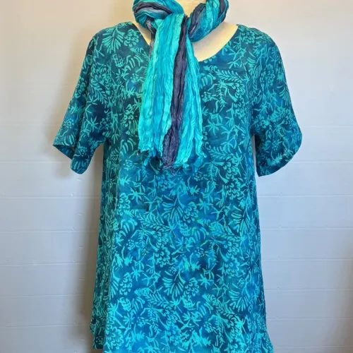 Tunika Bluse Ulin A-facon - Blå Bloom, blau 32, blå, diva, hørbluse, hørtunika, t-shirt, vævet, let, struktur, lækker, luftig, blå, tryk, batik, batiktryk, batikfarvet, holdbar, ren, natur, bomuld, bæredygtig, kvalitet, kunsthåndværk, håndlavet, smuk, særlig, unik, fest, a-snit, a-form, a-model, kortærmet, festbluse, store, størrelser, vidde, smart, klædelig, stor, pige, curvy, biti, ribe