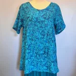 Tunika Bluse Ulin A-facon - Blå Bloom, blau 32, blå, diva, hørbluse, hørtunika, t-shirt, vævet, let, struktur, lækker, luftig, blå, tryk, batik, batiktryk, batikfarvet, holdbar, ren, natur, bomuld, bæredygtig, kvalitet, kunsthåndværk, håndlavet, smuk, særlig, unik, fest, a-snit, a-form, a-model, kortærmet, festbluse, store, størrelser, vidde, smart, klædelig, stor, pige, curvy, biti, ribe