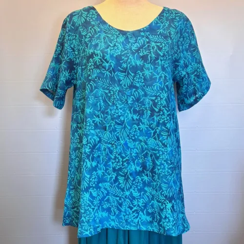 Tunika Bluse Ulin A-facon - Blå Bloom, blau 32, blå, diva, hørbluse, hørtunika, t-shirt, vævet, let, struktur, lækker, luftig, blå, tryk, batik, batiktryk, batikfarvet, holdbar, ren, natur, bomuld, bæredygtig, kvalitet, kunsthåndværk, håndlavet, smuk, særlig, unik, fest, a-snit, a-form, a-model, kortærmet, festbluse, store, størrelser, vidde, smart, klædelig, stor, pige, curvy, biti, ribe