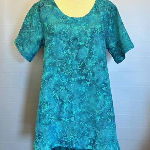 Tunika Bluse Ulin A-facon - Petrol Bloom, petrol 33, diva, petroleumsgrøn, grøn, kølig, grønne, farver, nuancer, lang, vidde, løs, a-snit, a-model, a-facon, løs, behagelig, hørbluse, tunika, vævet, luftig, klædelig, store størrelser, storpige, plus size, klar, anvendelig, holdbare, farver, kvalitet, bæredygtig, mode, tidsløs, langtidsholdbar, batiktryk, batikfarve, håndlavet, biti, ribe, kunsthåndværk,