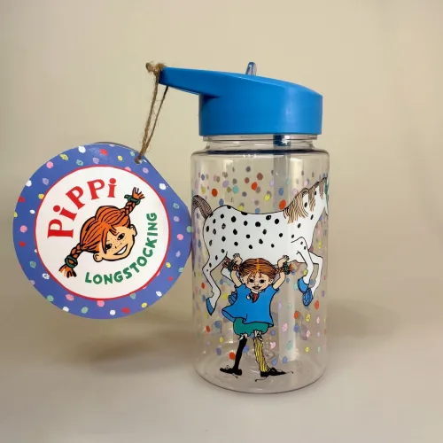 Vandflaske - Pippi Langstrømpe, pippilotta, blå, astrid lindgren, ingrid nyman, hesten, lilla gubban, hr. hest, prikker, verdens stærkeste pige, rätt start, svensk, 5515, lille, smart, til børn, praktisk, drikkedunk, drikkeflaske, flaske, børnedrikkedunk, sød, sjov, mumiting, mumiflaske, mumidrikkedunk, mumitroldene, mumidalen, bæredygtig, miljø, genanvendelig, let, praktisk, smart, madpakke, frokost, halvliters, lille, biti, ribe