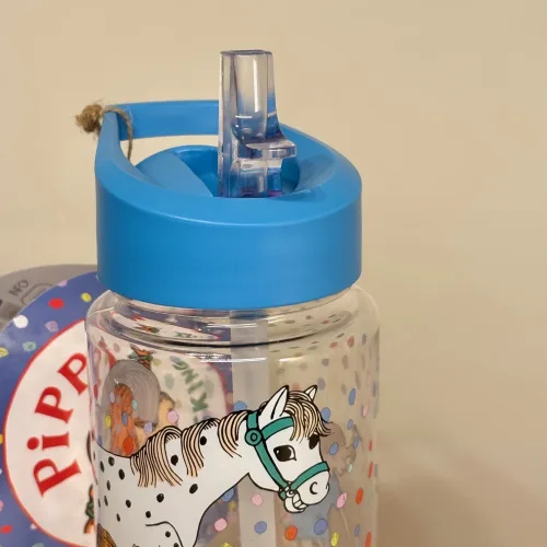 Vandflaske - Pippi Langstrømpe, pippilotta, blå, astrid lindgren, ingrid nyman, hesten, lilla gubban, hr. hest, prikker, verdens stærkeste pige, rätt start, svensk, 5515, lille, smart, til børn, praktisk, drikkedunk, drikkeflaske, flaske, børnedrikkedunk, sød, sjov, mumiting, mumiflaske, mumidrikkedunk, mumitroldene, mumidalen, bæredygtig, miljø, genanvendelig, let, praktisk, smart, madpakke, frokost, halvliters, lille, biti, ribe