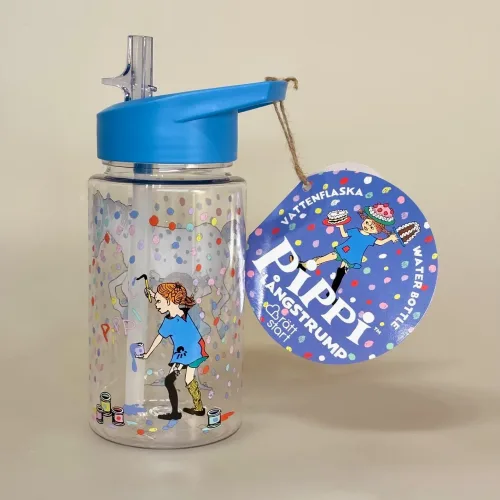 Vandflaske - Pippi Langstrømpe, pippilotta, blå, astrid lindgren, ingrid nyman, hesten, lilla gubban, hr. hest, prikker, verdens stærkeste pige, rätt start, svensk, 5515, lille, smart, til børn, praktisk, drikkedunk, drikkeflaske, flaske, børnedrikkedunk, sød, sjov, mumiting, mumiflaske, mumidrikkedunk, mumitroldene, mumidalen, bæredygtig, miljø, genanvendelig, let, praktisk, smart, madpakke, frokost, halvliters, lille, biti, ribe