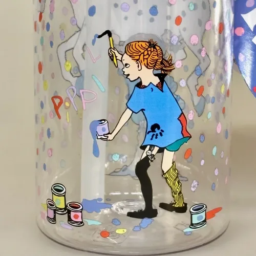 Vandflaske - Pippi Langstrømpe, pippilotta, blå, astrid lindgren, ingrid nyman, hesten, lilla gubban, hr. hest, prikker, verdens stærkeste pige, rätt start, svensk, 5515, lille, smart, til børn, praktisk, drikkedunk, drikkeflaske, flaske, børnedrikkedunk, sød, sjov, mumiting, mumiflaske, mumidrikkedunk, mumitroldene, mumidalen, bæredygtig, miljø, genanvendelig, let, praktisk, smart, madpakke, frokost, halvliters, lille, biti, ribe
