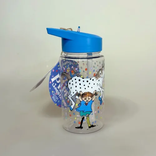 Vandflaske - Pippi Langstrømpe, pippilotta, blå, astrid lindgren, ingrid nyman, hesten, lilla gubban, hr. hest, prikker, verdens stærkeste pige, rätt start, svensk, 5515, lille, smart, til børn, praktisk, drikkedunk, drikkeflaske, flaske, børnedrikkedunk, sød, sjov, mumiting, mumiflaske, mumidrikkedunk, mumitroldene, mumidalen, bæredygtig, miljø, genanvendelig, let, praktisk, smart, madpakke, frokost, halvliters, lille, biti, ribe