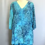 Tunika 1770 med V-hals Crinkle - Blå Turkis Krummelurer, angel cirkle, løgagers, tunika, bluse, rummelig, store størrelser, storpige, curvy, plus size, kt1770T, crinkle, 2602, lang, v-hals, v-udskæring, loose fit, klædelig, smart, lækker, batik, håndtrykt, koloreret, batikbluse, holdbar, natur, bæredygtig, naturmaterialer, rayon, viskose, ren, miljø, biti, ribe, unik, unika, fest, hverdag, anvendelig, langtidsholdbar, moderne, tidsløs, tidløs