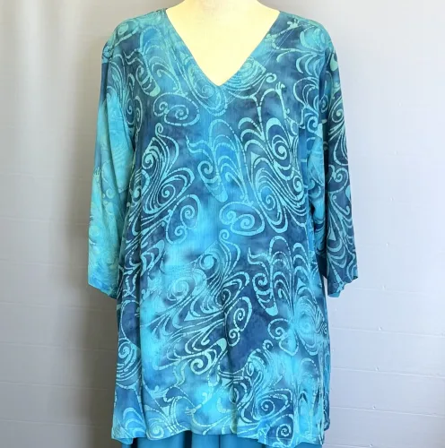 Tunika 1770 med V-hals Crinkle - Blå Turkis Krummelurer, angel cirkle, løgagers, tunika, bluse, rummelig, store størrelser, storpige, curvy, plus size, kt1770T, crinkle, 2602, lang, v-hals, v-udskæring, loose fit, klædelig, smart, lækker, batik, håndtrykt, koloreret, batikbluse, holdbar, natur, bæredygtig, naturmaterialer, rayon, viskose, ren, miljø, biti, ribe, unik, unika, fest, hverdag, anvendelig, langtidsholdbar, moderne, tidsløs, tidløs