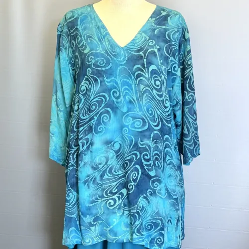 Tunika 1770 med V-hals Crinkle - Blå Turkis Krummelurer, angel cirkle, løgagers, tunika, bluse, rummelig, store størrelser, storpige, curvy, plus size, kt1770T, crinkle, 2602, lang, v-hals, v-udskæring, loose fit, klædelig, smart, lækker, batik, håndtrykt, koloreret, batikbluse, holdbar, natur, bæredygtig, naturmaterialer, rayon, viskose, ren, miljø, biti, ribe, unik, unika, fest, hverdag, anvendelig, langtidsholdbar, moderne, tidsløs, tidløs