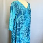 Tunika 1770 med V-hals Crinkle - Blå Turkis Krummelurer, angel cirkle, løgagers, tunika, bluse, rummelig, store størrelser, storpige, curvy, plus size, kt1770T, crinkle, 2602, lang, v-hals, v-udskæring, loose fit, klædelig, smart, lækker, batik, håndtrykt, koloreret, batikbluse, holdbar, natur, bæredygtig, naturmaterialer, rayon, viskose, ren, miljø, biti, ribe, unik, unika, fest, hverdag, anvendelig, langtidsholdbar, moderne, tidsløs, tidløs