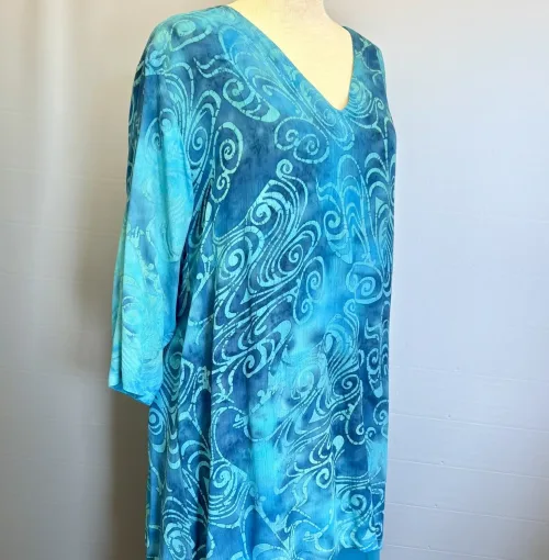 Tunika 1770 med V-hals Crinkle - Blå Turkis Krummelurer, angel cirkle, løgagers, tunika, bluse, rummelig, store størrelser, storpige, curvy, plus size, kt1770T, crinkle, 2602, lang, v-hals, v-udskæring, loose fit, klædelig, smart, lækker, batik, håndtrykt, koloreret, batikbluse, holdbar, natur, bæredygtig, naturmaterialer, rayon, viskose, ren, miljø, biti, ribe, unik, unika, fest, hverdag, anvendelig, langtidsholdbar, moderne, tidsløs, tidløs