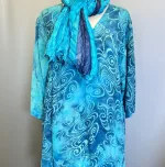 Tunika 1770 med V-hals Crinkle - Blå Turkis Krummelurer, angel cirkle, løgagers, tunika, bluse, rummelig, store størrelser, storpige, curvy, plus size, kt1770T, crinkle, 2602, lang, v-hals, v-udskæring, loose fit, klædelig, smart, lækker, batik, håndtrykt, koloreret, batikbluse, holdbar, natur, bæredygtig, naturmaterialer, rayon, viskose, ren, miljø, biti, ribe, unik, unika, fest, hverdag, anvendelig, langtidsholdbar, moderne, tidsløs, tidløs