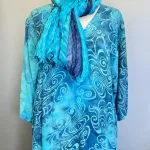 Tunika 1770 med V-hals Crinkle - Blå Turkis Krummelurer, angel cirkle, løgagers, tunika, bluse, rummelig, store størrelser, storpige, curvy, plus size, kt1770T, crinkle, 2602, lang, v-hals, v-udskæring, loose fit, klædelig, smart, lækker, batik, håndtrykt, koloreret, batikbluse, holdbar, natur, bæredygtig, naturmaterialer, rayon, viskose, ren, miljø, biti, ribe, unik, unika, fest, hverdag, anvendelig, langtidsholdbar, moderne, tidsløs, tidløs