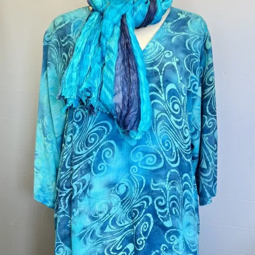 Tunika 1770 med V-hals Crinkle - Blå Turkis Krummelurer, angel cirkle, løgagers, tunika, bluse, rummelig, store størrelser, storpige, curvy, plus size, kt1770T, crinkle, 2602, lang, v-hals, v-udskæring, loose fit, klædelig, smart, lækker, batik, håndtrykt, koloreret, batikbluse, holdbar, natur, bæredygtig, naturmaterialer, rayon, viskose, ren, miljø, biti, ribe, unik, unika, fest, hverdag, anvendelig, langtidsholdbar, moderne, tidsløs, tidløs