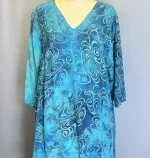 Tunika 1770 med V-hals Crinkle - Blå Turkis Krummelurer, angel cirkle, løgagers, tunika, bluse, rummelig, store størrelser, storpige, curvy, plus size, kt1770T, crinkle, 2602, lang, v-hals, v-udskæring, loose fit, klædelig, smart, lækker, batik, håndtrykt, koloreret, batikbluse, holdbar, natur, bæredygtig, naturmaterialer, rayon, viskose, ren, miljø, biti, ribe, unik, unika, fest, hverdag, anvendelig, langtidsholdbar, moderne, tidsløs, tidløs