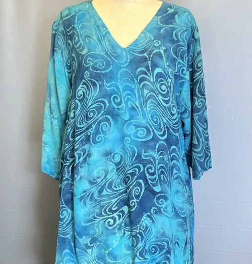 Tunika 1770 med V-hals Crinkle - Blå Turkis Krummelurer, angel cirkle, løgagers, tunika, bluse, rummelig, store størrelser, storpige, curvy, plus size, kt1770T, crinkle, 2602, lang, v-hals, v-udskæring, loose fit, klædelig, smart, lækker, batik, håndtrykt, koloreret, batikbluse, holdbar, natur, bæredygtig, naturmaterialer, rayon, viskose, ren, miljø, biti, ribe, unik, unika, fest, hverdag, anvendelig, langtidsholdbar, moderne, tidsløs, tidløs