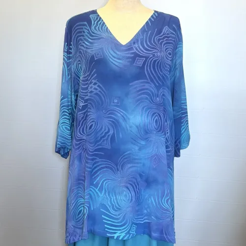 Tunika 1770 med V-hals Crinkle - Violet Blå Lotus, 2603, angel cirkle, løgagers, tunika, bluse, crepe, crinkle, viskose, rayon, natur, bomuld, håndtrykt, batikbluse, batikfarvet, spændende, interessant, unika, unik, særlig, festlig, store, størrelser, piger, storpige, tøj, lang, løs, vidde, klædelig, let, åndbar, smuk, havblå, koboltblå, royal blue, kongeblå, ren, biti, ribe, dansk, design