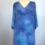Tunika 1770 med V-hals Crinkle - Violet Blå Lotus, 2603, angel cirkle, løgagers, tunika, bluse, crepe, crinkle, viskose, rayon, natur, bomuld, håndtrykt, batikbluse, batikfarvet, spændende, interessant, unika, unik, særlig, festlig, store, størrelser, piger, storpige, tøj, lang, løs, vidde, klædelig, let, åndbar, smuk, havblå, koboltblå, royal blue, kongeblå, ren, biti, ribe, dansk, design