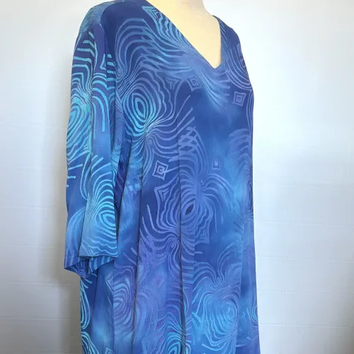 Tunika 1770 med V-hals Crinkle - Violet Blå Lotus, 2603, angel cirkle, løgagers, tunika, bluse, crepe, crinkle, viskose, rayon, natur, bomuld, håndtrykt, batikbluse, batikfarvet, spændende, interessant, unika, unik, særlig, festlig, store, størrelser, piger, storpige, tøj, lang, løs, vidde, klædelig, let, åndbar, smuk, havblå, koboltblå, royal blue, kongeblå, ren, biti, ribe, dansk, design