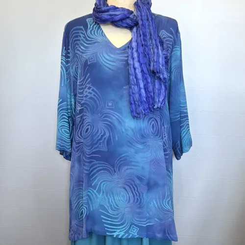 Tunika 1770 med V-hals Crinkle - Violet Blå Lotus, 2603, angel cirkle, løgagers, tunika, bluse, crepe, crinkle, viskose, rayon, natur, bomuld, håndtrykt, batikbluse, batikfarvet, spændende, interessant, unika, unik, særlig, festlig, store, størrelser, piger, storpige, tøj, lang, løs, vidde, klædelig, let, åndbar, smuk, havblå, koboltblå, royal blue, kongeblå, ren, biti, ribe, dansk, design