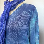 Tunika 1770 med V-hals Crinkle - Violet Blå Lotus, 2603, angel cirkle, løgagers, tunika, bluse, crepe, crinkle, viskose, rayon, natur, bomuld, håndtrykt, batikbluse, batikfarvet, spændende, interessant, unika, unik, særlig, festlig, store, størrelser, piger, storpige, tøj, lang, løs, vidde, klædelig, let, åndbar, smuk, havblå, koboltblå, royal blue, kongeblå, ren, biti, ribe, dansk, design