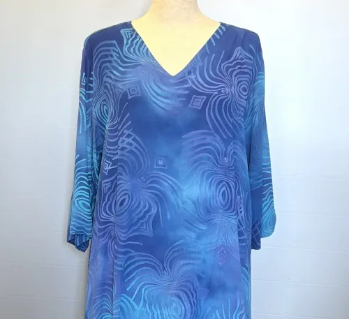 Tunika 1770 med V-hals Crinkle - Violet Blå Lotus, 2603, angel cirkle, løgagers, tunika, bluse, crepe, crinkle, viskose, rayon, natur, bomuld, håndtrykt, batikbluse, batikfarvet, spændende, interessant, unika, unik, særlig, festlig, store, størrelser, piger, storpige, tøj, lang, løs, vidde, klædelig, let, åndbar, smuk, havblå, koboltblå, royal blue, kongeblå, ren, biti, ribe, dansk, design