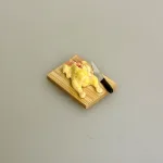 Miniature Bræt med Rå Kylling og Kniv, øko, økologisk, kok, madlavning, dukkehusmad, minimad, dukkemad, 1:12, rå, tilberedning, køkken, uddannet, michelin, slagter, biti, ribe, sætterkasse, dukkehusting, nisseting, nissedør nissemad, dukkehus, 7186c