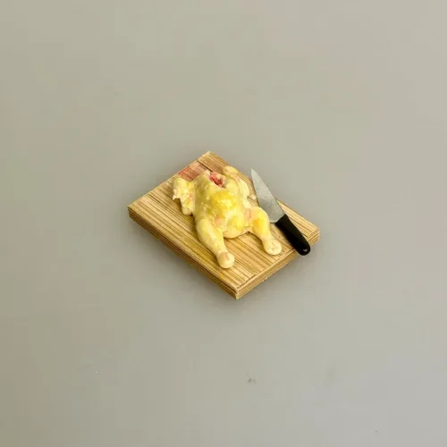 Miniature Bræt med Rå Kylling og Kniv, øko, økologisk, kok, madlavning, dukkehusmad, minimad, dukkemad, 1:12, rå, tilberedning, køkken, uddannet, michelin, slagter, biti, ribe, sætterkasse, dukkehusting, nisseting, nissedør nissemad, dukkehus, 7186c