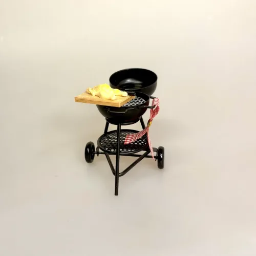 Miniature Bræt med Rå Kylling og Kniv, øko, økologisk, kok, madlavning, dukkehusmad, minimad, dukkemad, 1:12, rå, tilberedning, køkken, uddannet, michelin, slagter, biti, ribe, sætterkasse, dukkehusting, nisseting, nissedør nissemad, dukkehus, 7186c, webergril, kuglegrill, grill, grillmester,
